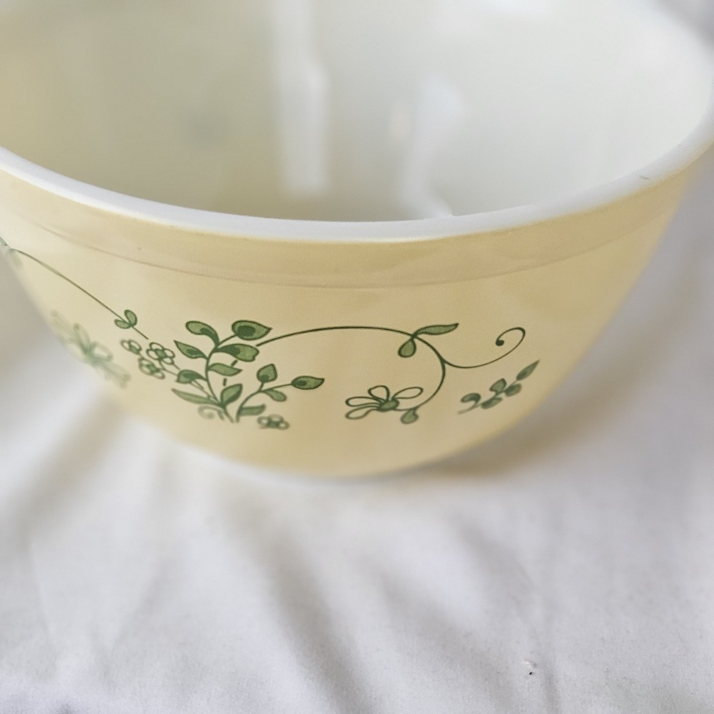 Vintage Pyrex 402 Shenandoah Mixing Nesting Bowl Yellow 1.5 Liter - Picture 3 of 4